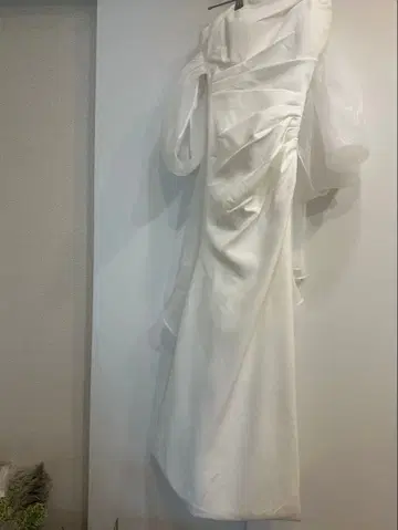 화이트 웨딩 드레스 사전 촬영 오프숄더 슬리브 포함