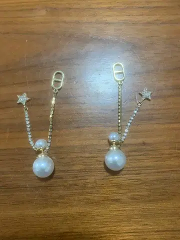 펄과 별 모양 장식의 귀걸이