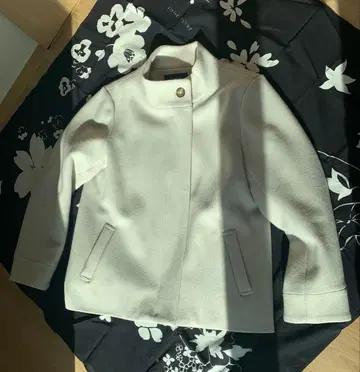 Hampstead 화이트 스탠드 카라 자켓 사이즈 40