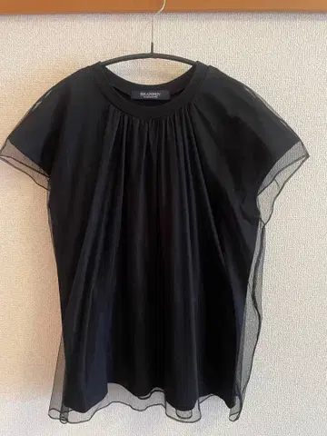 BRAHMIN 블랙 쉬폰 반팔 상의