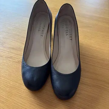 마가렛호웰 블랙 펌프스