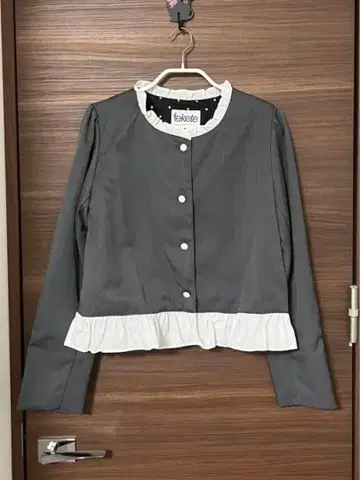 그레이 노카라 자켓 프릴 포함