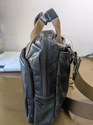 다크 블루 가죽 숄더백