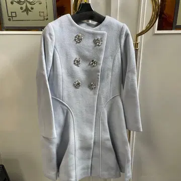 비쥬가 달린 라이트 블루 롱 코트