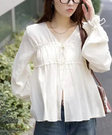 프리즈마트 셔링 절개 V넥 블라우스