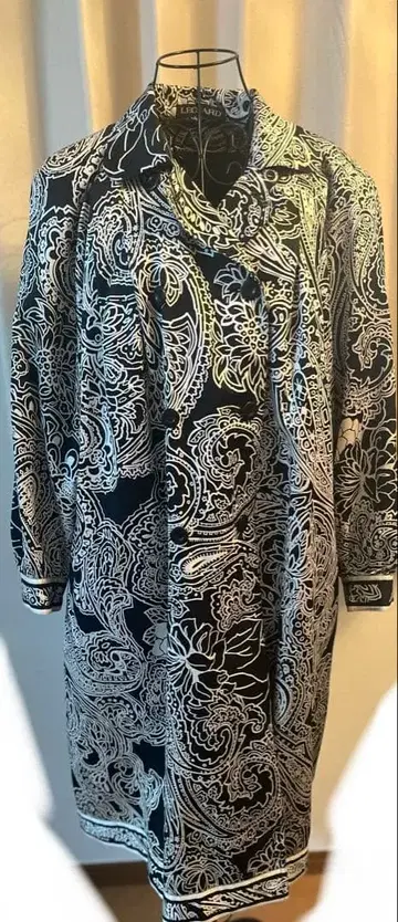 레오나르 롱 코트 페이즐리 모노톤 라이너 포함