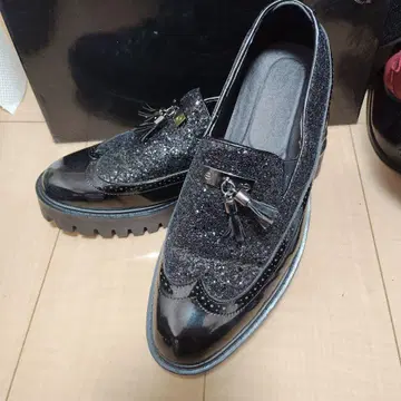 블랙 글리터 태슬 로퍼
