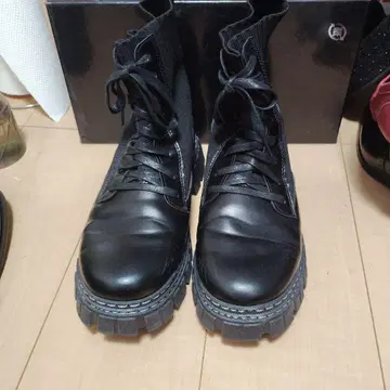 블랙 하이컷 부츠 통굽 밑창