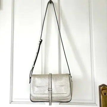 실버 숄더백 가죽