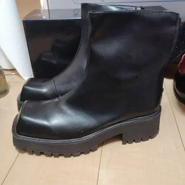 블랙 통굽 부츠