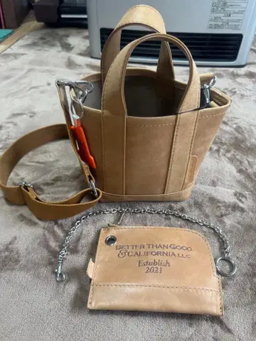 BETTER THAN GOOD 체인 파우치 포함 가죽 토트백