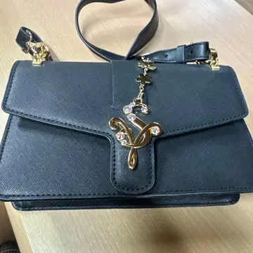 장식이 달린 블랙 숄더백