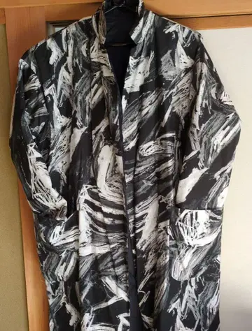 플랜테이션 블랙 화이트 추상 패턴 롱 코트