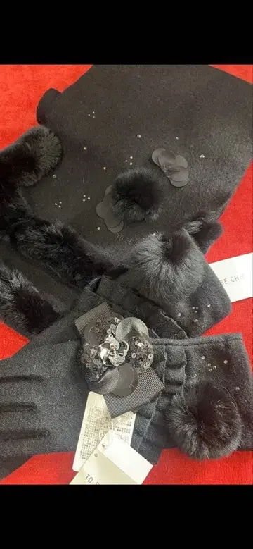 TO BE CHIC 블랙 퍼(fur) 부착 머플러와 장갑, 잡화 세트