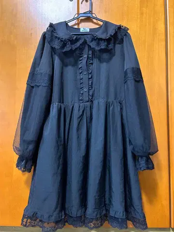 레이스 달린 프릴 옷깃 블랙 원피스