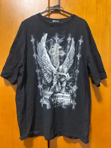천사와 십자가의 오버 사이즈 T셔츠
