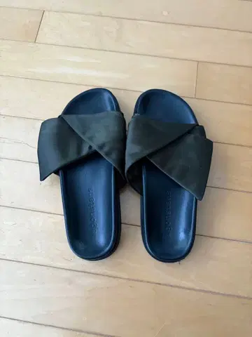 올리브 그린 크로스 스트랩 샌들