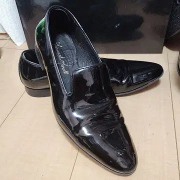 에나멜 블랙 로퍼 낮은 굽