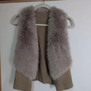 ZAMPA 퍼 트리밍 베이지 슬리브리스 베스트