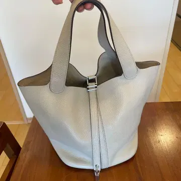 라이트 그레이 피코탄과 같은 모양의 가죽 토트백 락 포함