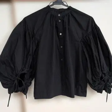 에트레토쿄 볼륨 슬리브 블라우스