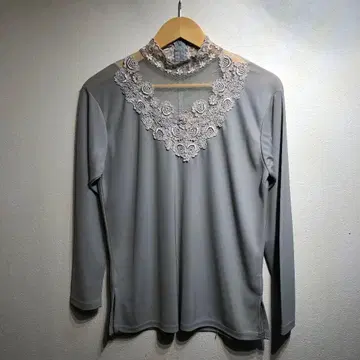 스카이블루 레이스 장식 긴팔 하이넥 상의