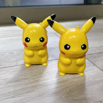 B.피카츄 피규어 화난 표정