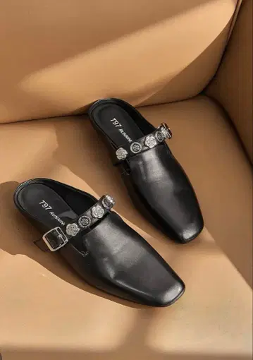 블랙 버클 뮬 신발