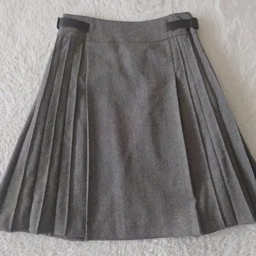 그레이 플리츠 플레어 스커트 블랙 벨트 포함