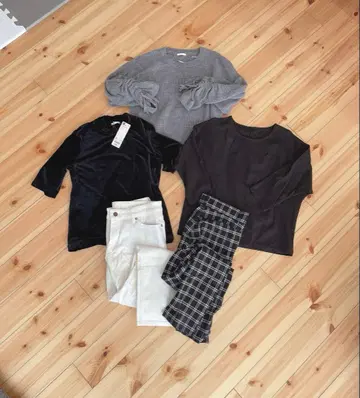 GU 그레이 스웨터와 블랙 상의 하의 세트