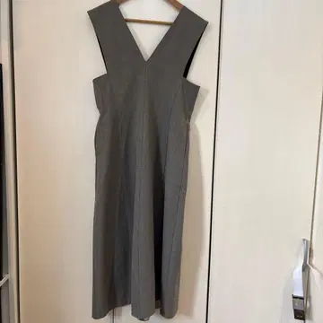 그레이 V넥 오버롤 스커트