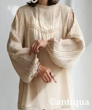 안티카 귀여우면서 고급스러움. 내추럴함을 만드는 자수 시어 탑