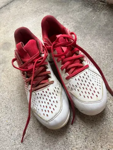 Under Armour 화이트/레드 야구 스파이크 26cm