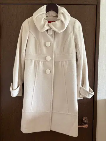 Apuweiser-riche 화이트 롱 코트