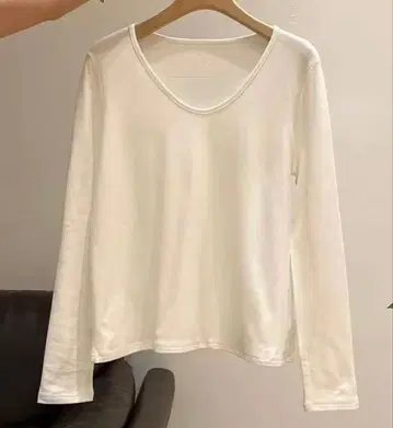 화이트 코튼 V넥 긴팔 티셔츠