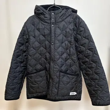 ARMEN 블랙 후드 퀼팅 자켓