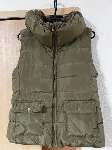 올리브 그린 후드 부착 다운 베스트