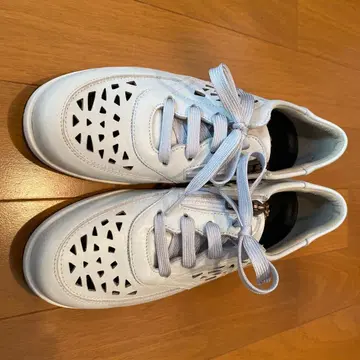 긴자 YOSHINOYA 화이트 컷 아웃 디자인 스니커즈 22.5