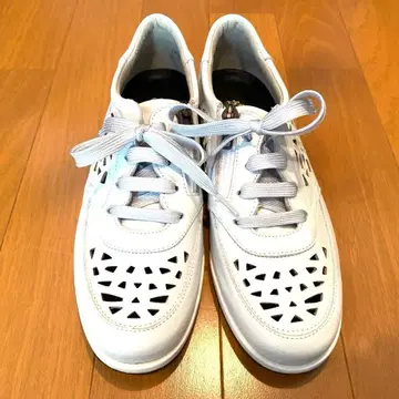 긴자 YOSHINOYA 화이트 컷 아웃 디자인 스니커즈 22.5