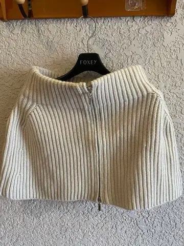FOXEY 아이보리 리브 니트 케이프