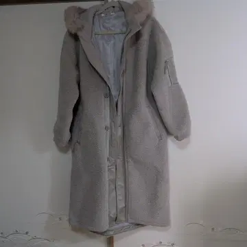 퍼 달린 보아 롱 코트 그레이