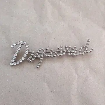 디스퀘어드 로고 크리스탈 브로치