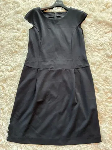 블랙 반팔 무릎 기장 원피스