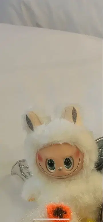 토끼 귀와 깃털 봉제 인형 LABUBU