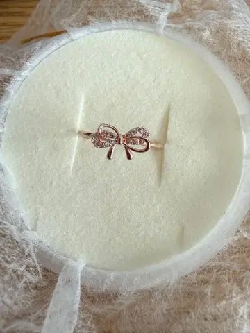 리본 모티브 반지 다이아몬드풍 스톤 포함