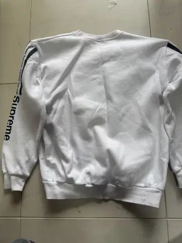 화이트 트레이닝복 로고