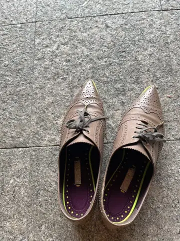 베이지 브로그 스타일 가죽 신발