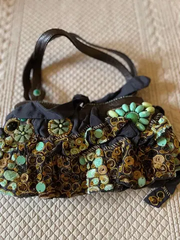 자망 퓌에슈 비즈 장식 핸드백 블랙 그린