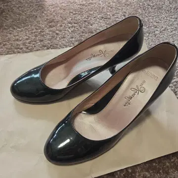 Kanematsu 블랙 에나멜 펌프스 22cm