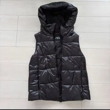 ZARA 블랙 후드 부착 다운 베스트